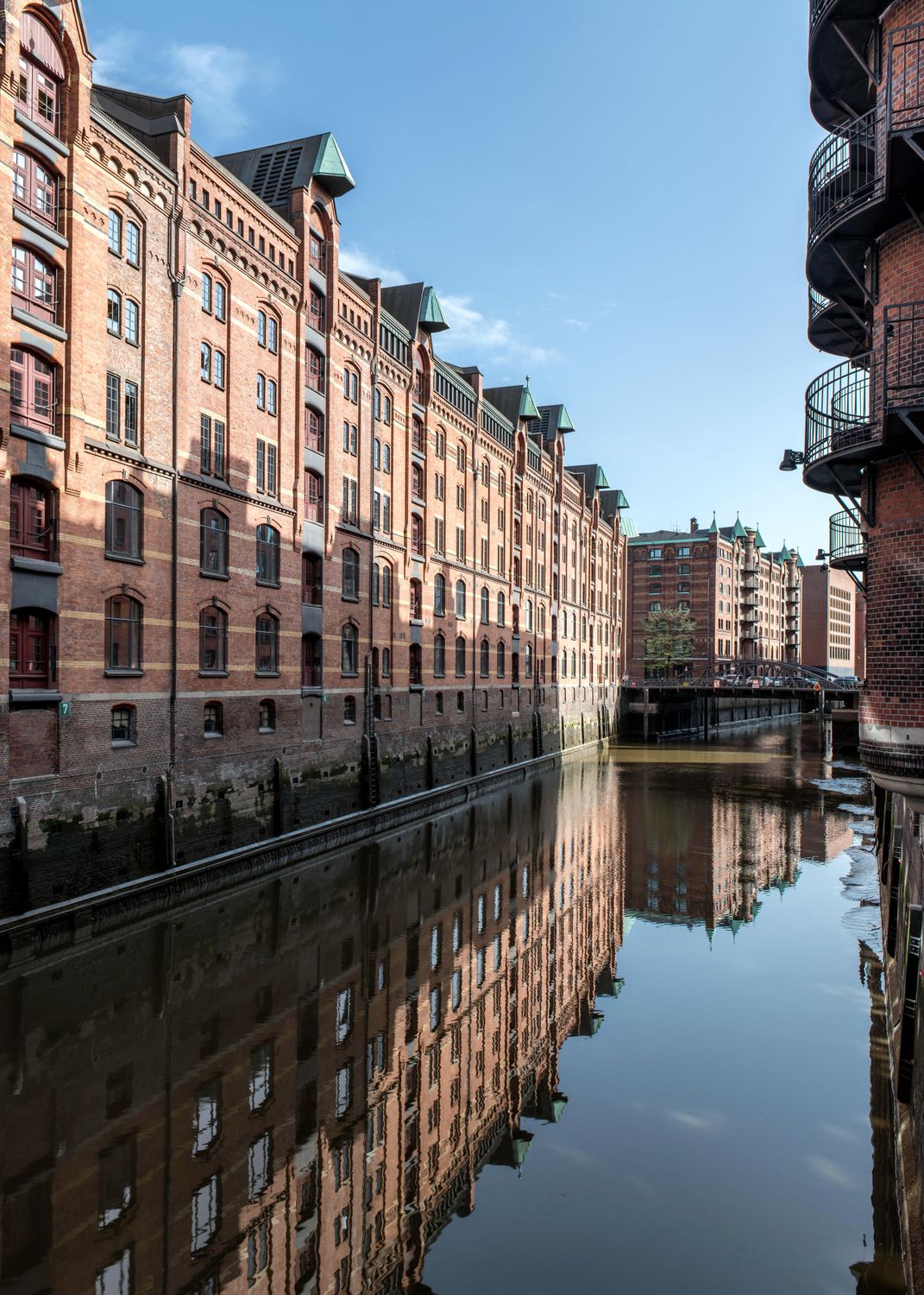 Historische Backsteinspeicher am Kanal in der Hamburger Speicherstadt